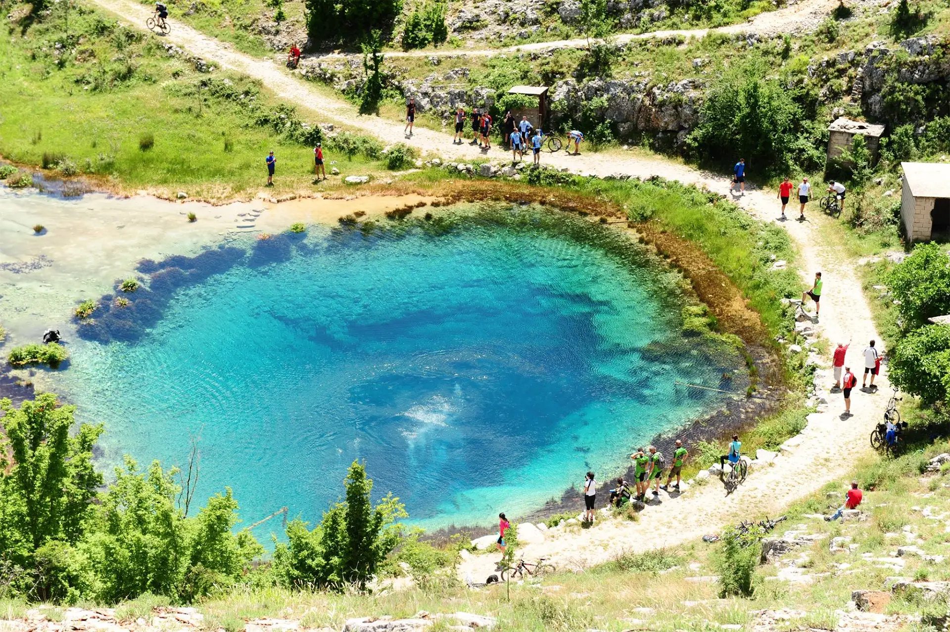 Biciklisti na vrelu Cetine Biciklisti na vrelu Cetine