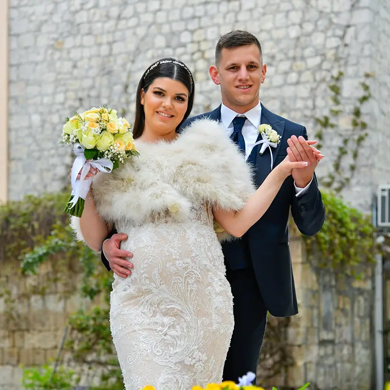 Mladenci poziraju s osmijehom Mladenci poziraju s osmijehom