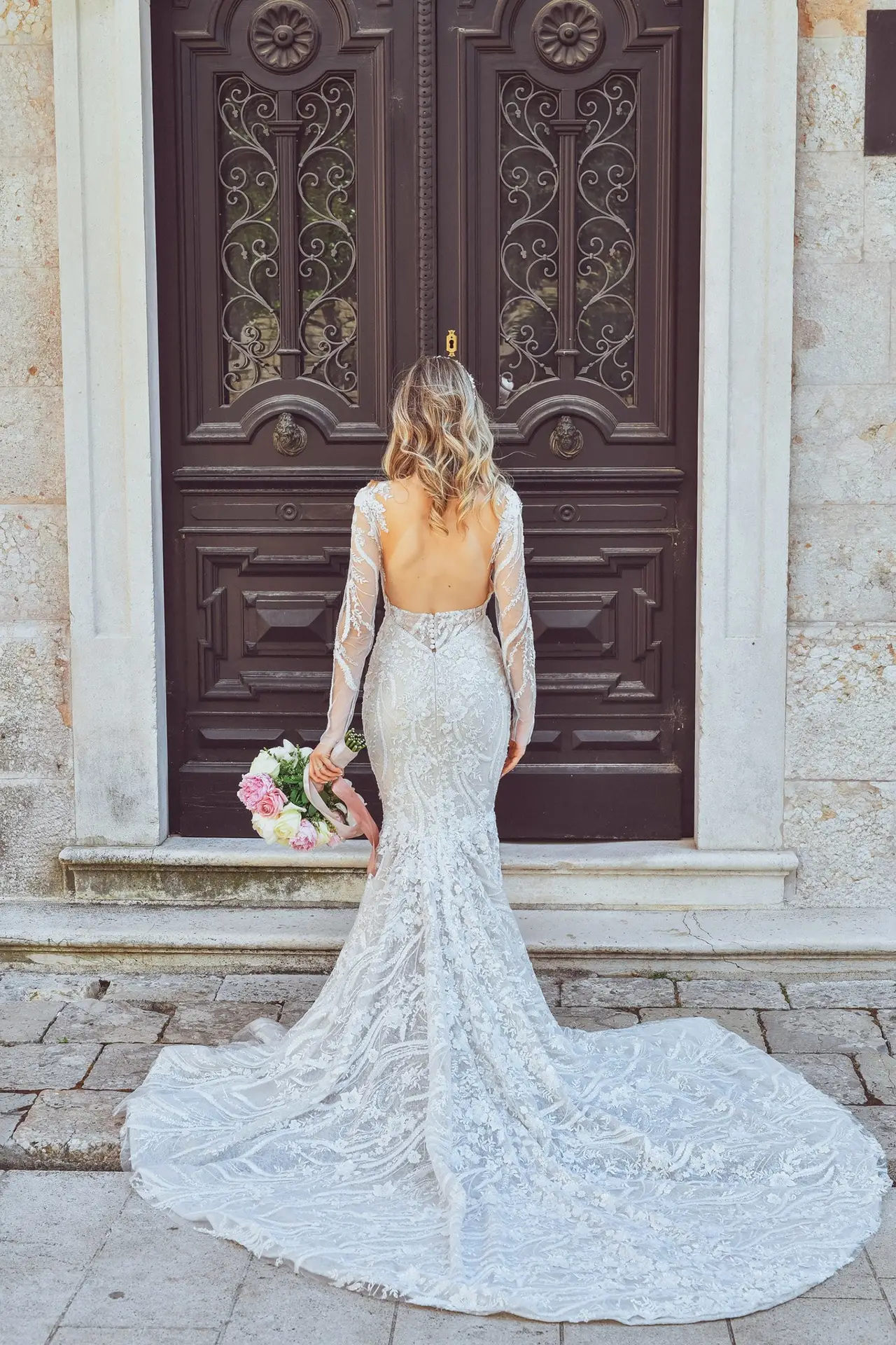 Mladenka ispred drvenih vrata Mladenka ispred drvenih vrata