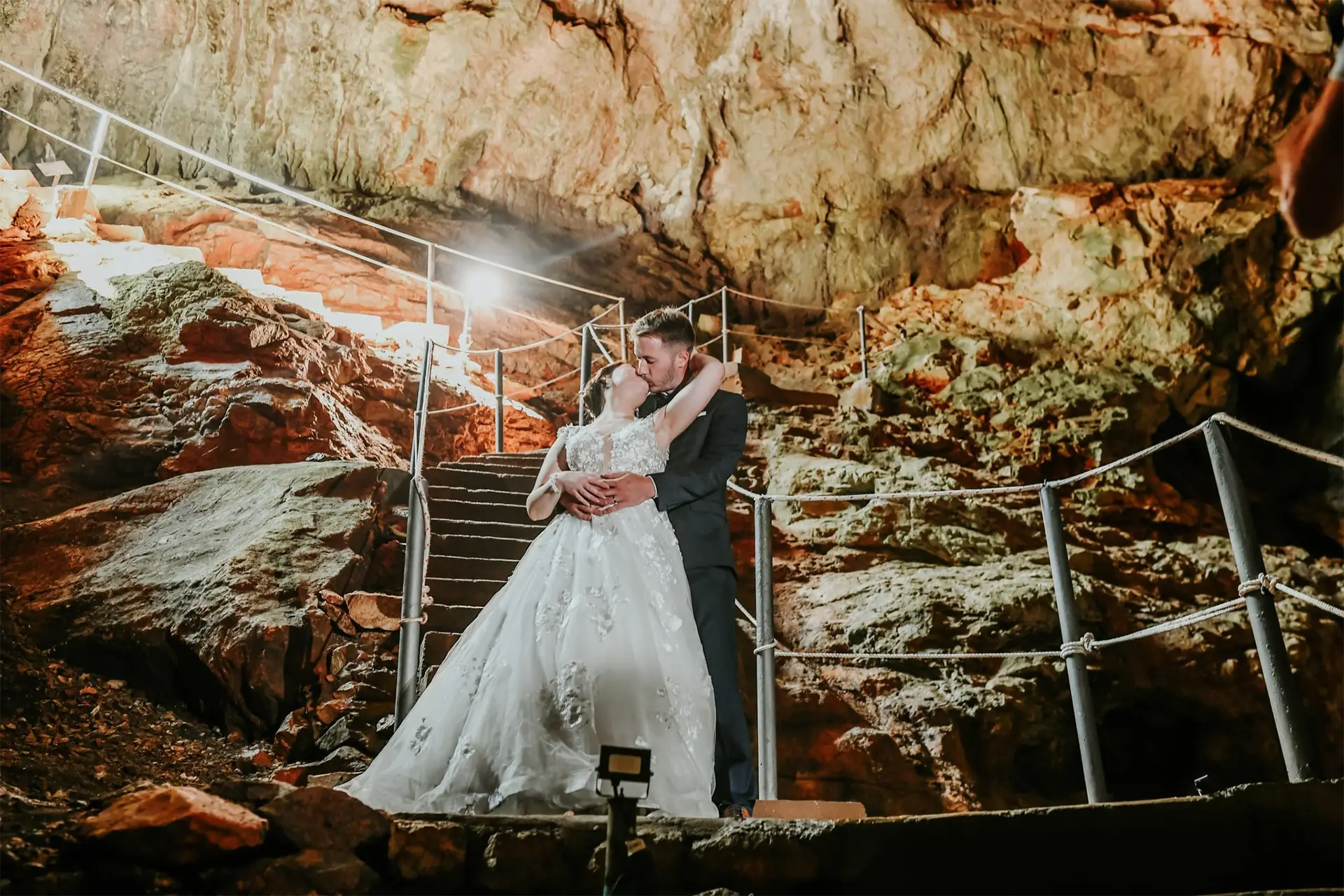 Mladenci se ljube u špilji Mladenci se ljube u špilji