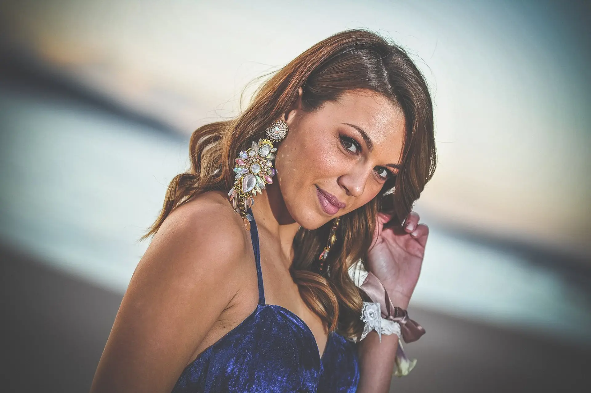 Djevojka u plavoj haljini pozira Djevojka u plavoj haljini pozira