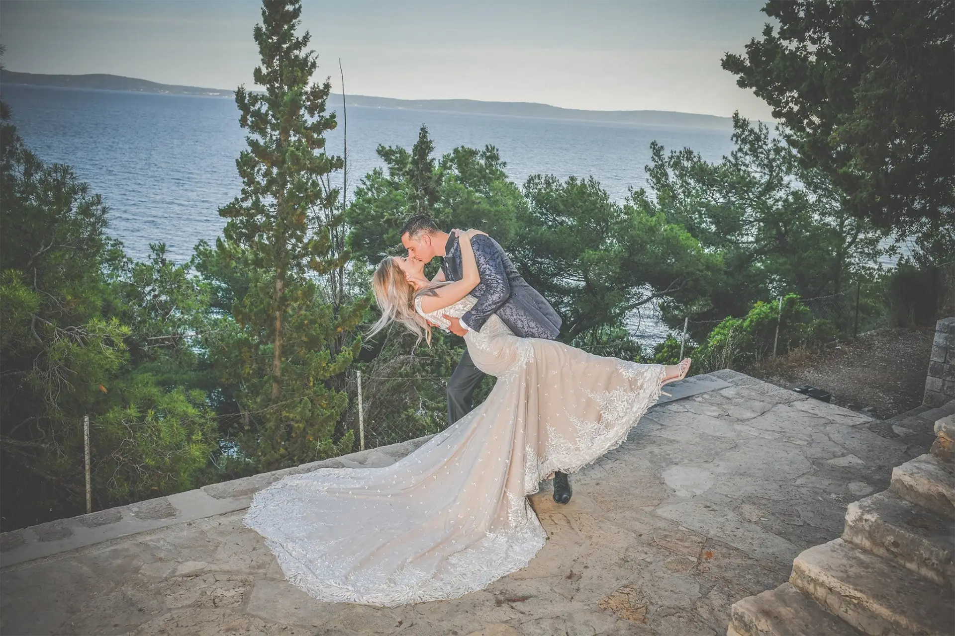 Mladenci se ljube s prekrasnim pogledom na more Mladenci se ljube s prekrasnim pogledom na more