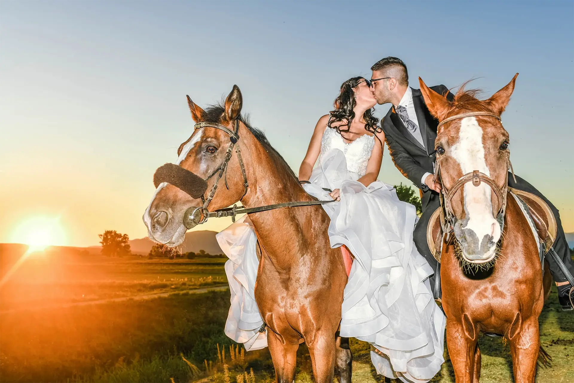 Mladenci na konjima se ljube Mladenci na konjima se ljube
