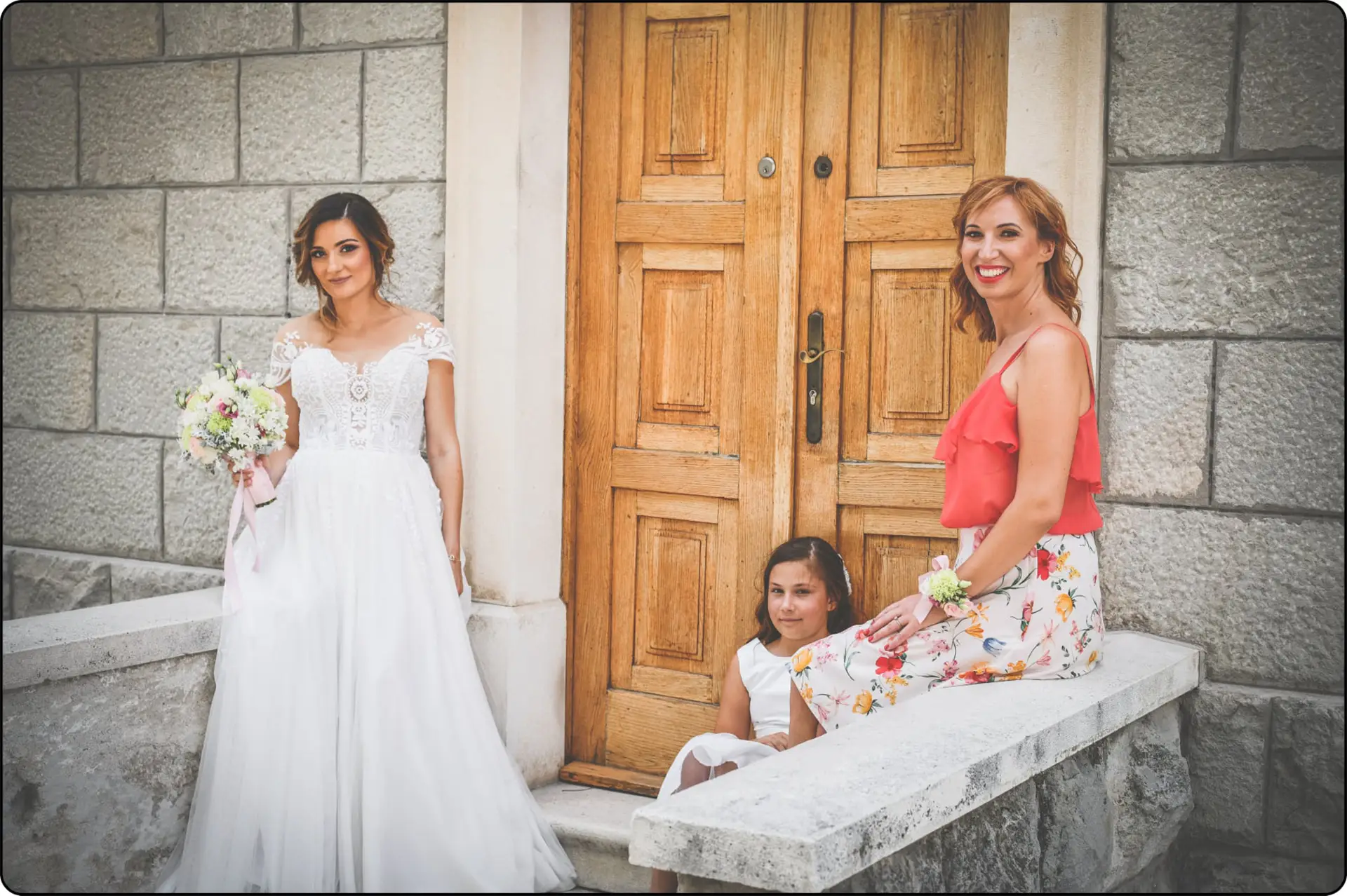 Mlada sa obitelji ispred vrata Mlada sa obitelji ispred vrata