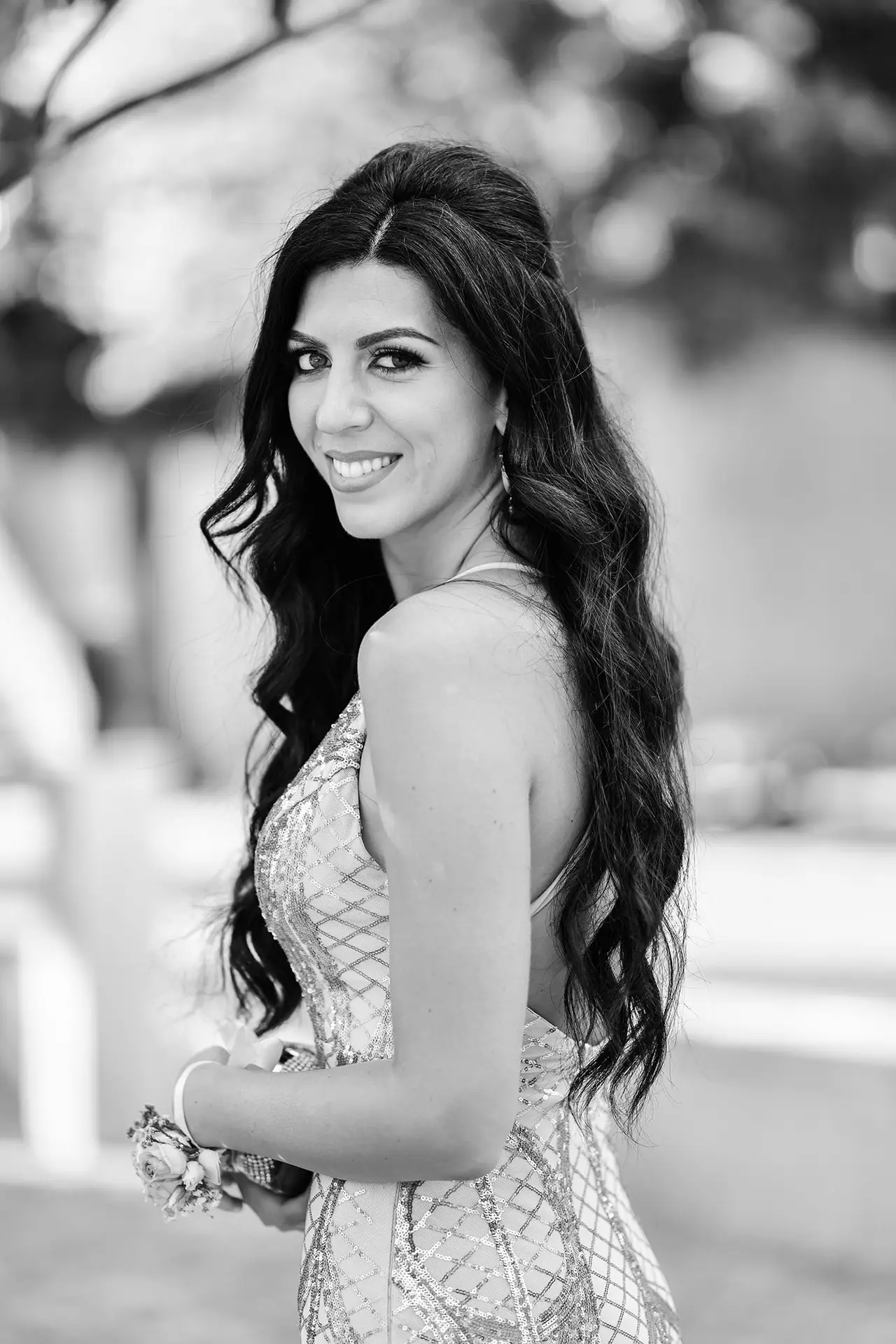 Djevojka u haljini se smije Djevojka u haljini se smije