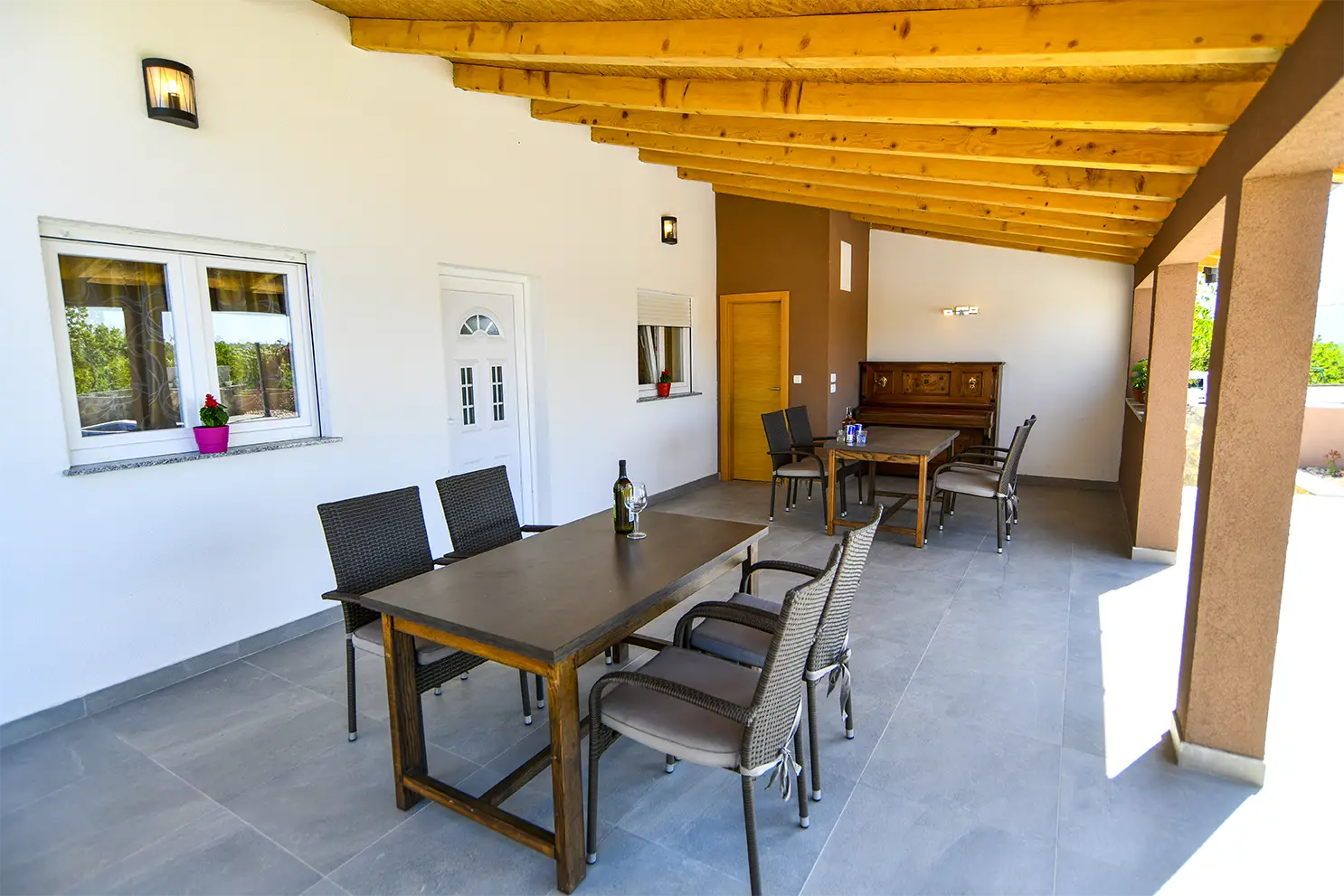 ab-foto-slikana-vila-ispred Stolovi i stolice na ljetnoj terasi