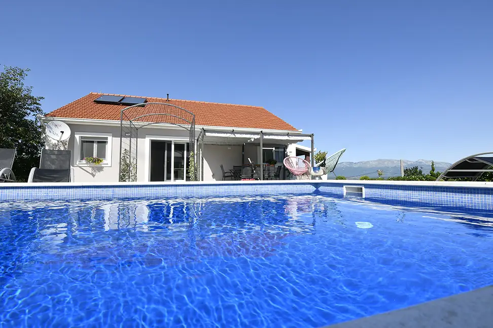 ab-foto-slikani-bazen Kuća s bazenom