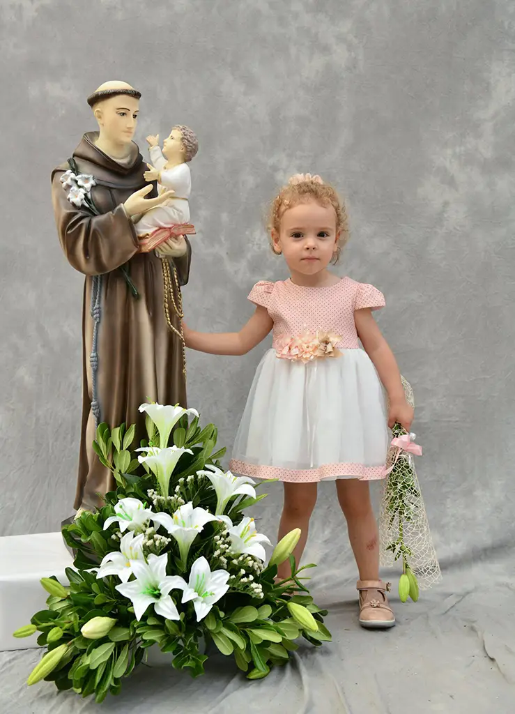 djevojčica pokraj kipa sv ante djevojčica pokraj kipa sv ante