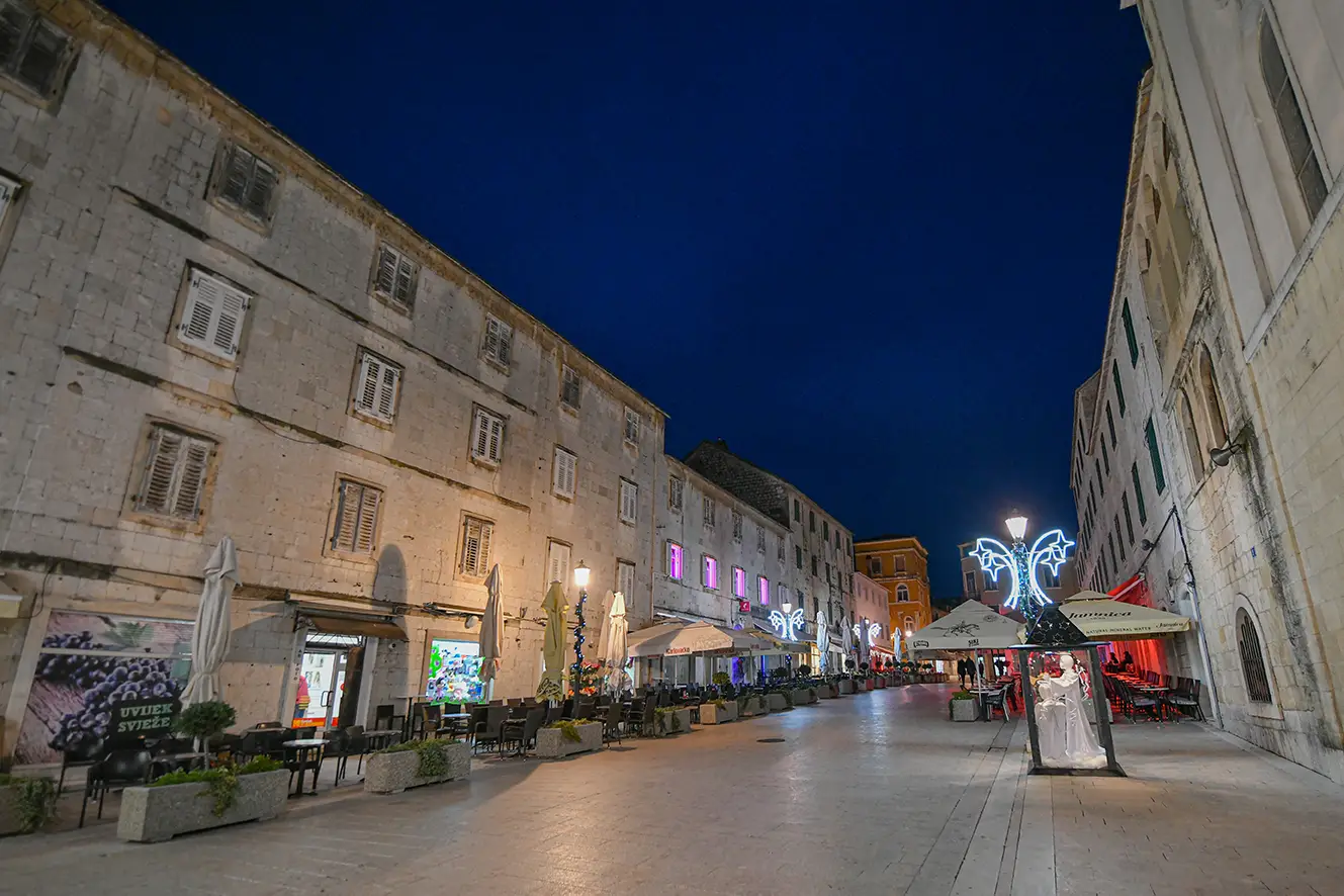 Prazna Sinjska pijaca noću, u božićno vrijeme